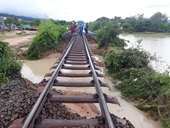 Khẩn trương khắc phục đường sắt Bắc Nam bị cuốn trôi tại địa phận xã Công Hải