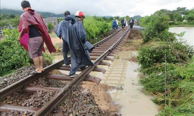 Thông toàn tuyến đường sắt Bắc – Nam sau bão số 9