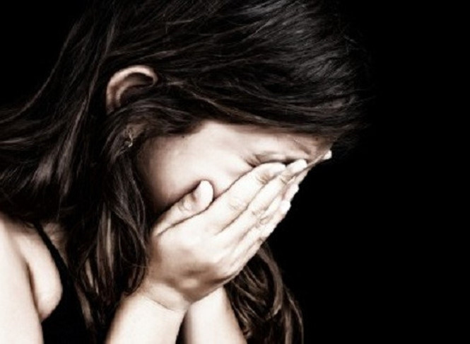 Bé gái 11 tuổi bị bố dượng bắt xem phim đen rồi giờ trò đồi bại