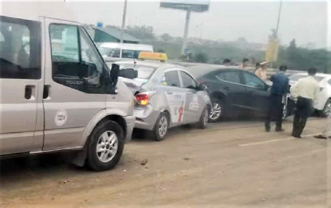 4 ô tô dồn toa gần sân bay Nội Bài vì  đống bùn