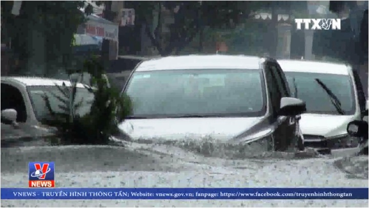 Nhiều tuyến phố TP Đà Nẵng chìm trong biển nước sau trận mưa lớn kỷ lục