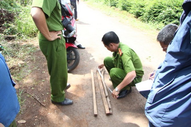 Nhậu xong ra đường đánh cán bộ Công an bị thương