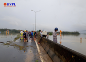 Quốc lộ 1A qua Quảng Nam ngập sâu 1m, giao thông tê liệt