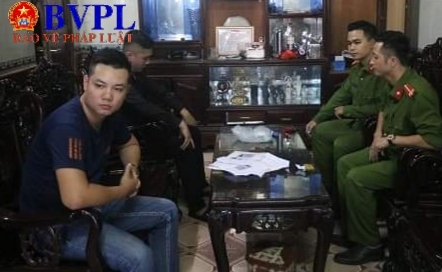 Triệt xoá ổ nhóm hoạt động tín dụng đen , thu cả kho hung khí