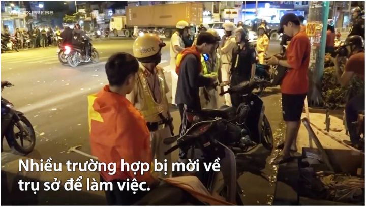 CSGT TP HCM xử lý gần 90 cổ động viên ăn mừng quá khích