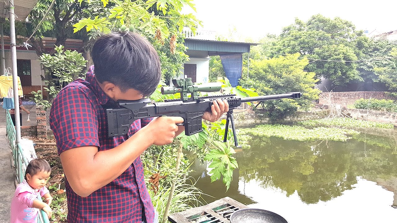 Mang súng ra khoe găm ngay viên đạn vào cổ bạn anh họ