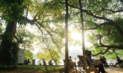 Miền Bắc hửng nắng và khô ráo, miền Nam có mưa dông