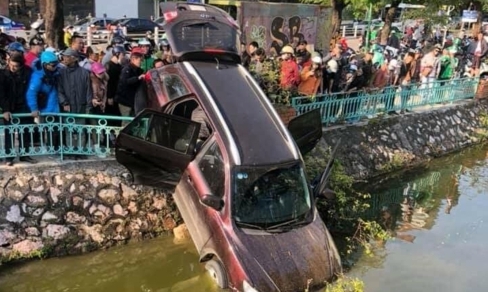 Tài xế say xỉn lái ôtô lao qua dải phân cách xuống hồ Trúc Bạch