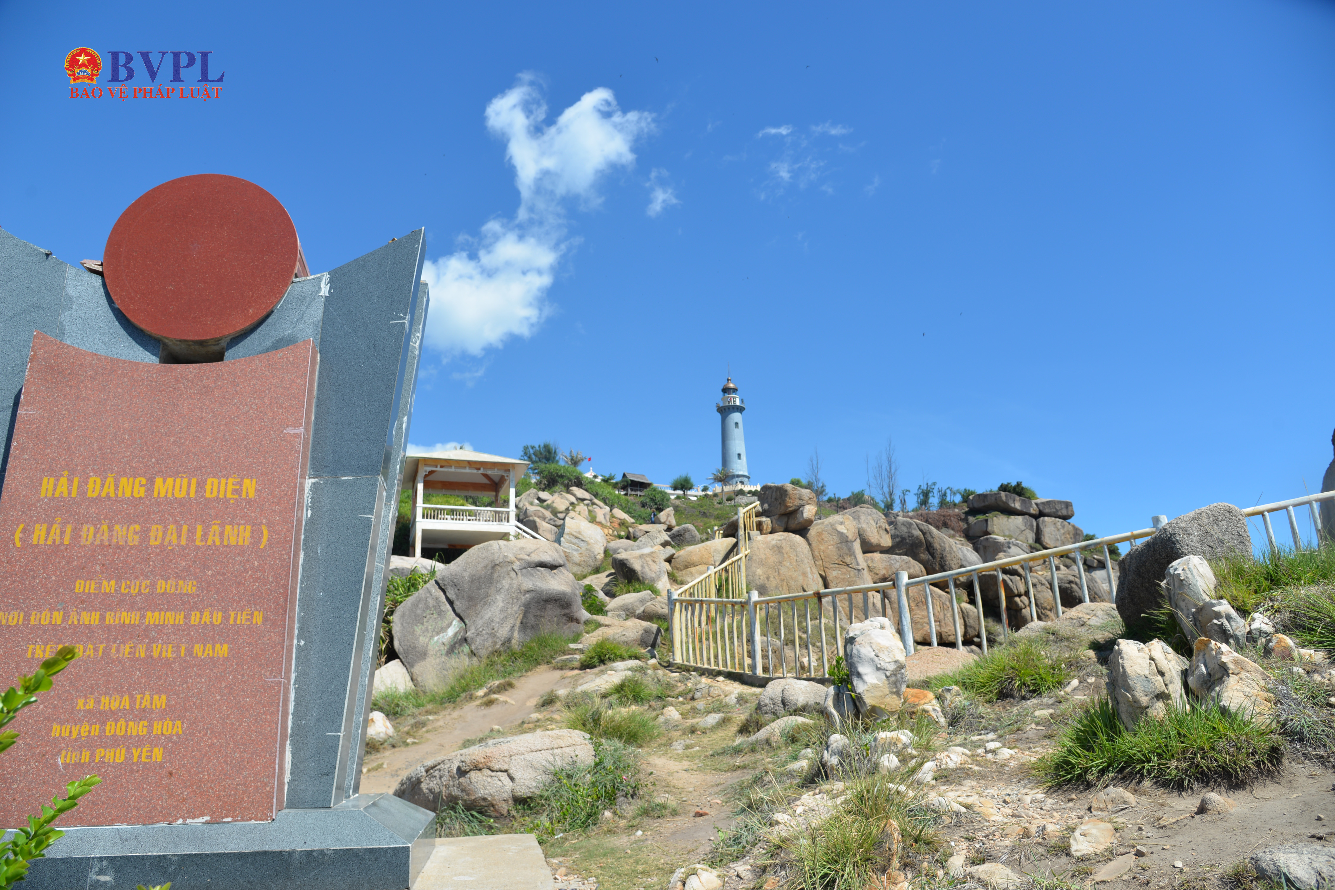 Chào cờ đầu năm mới tại nơi đón ánh bình minh đầu tiên trên đất liền Việt Nam