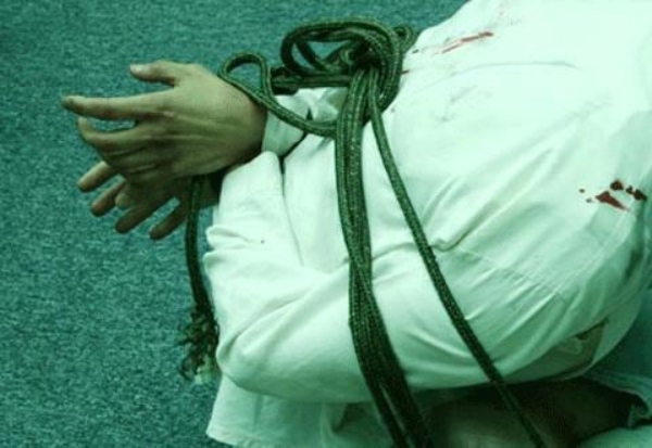 Chủ trại gà bị chủ nợ bắt nhốt, dọa lấy mạng