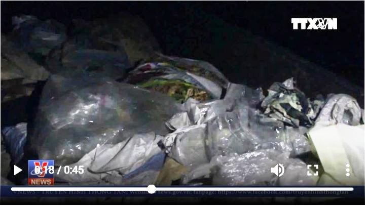 Bắt quả tang xe tải đổ hàng chục tấn rác thải ra môi trường