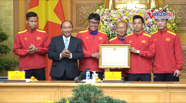 Liên tiếp lập công, đội tuyển Việt Nam nhận nhiều phần thưởng cao quý