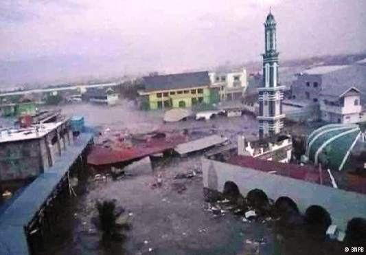 Sóng thần lại tấn công Indonesia lúc nửa đêm, số người thiệt mạng tăng rất nhanh