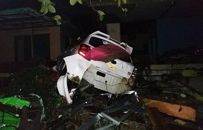 Cảnh tượng khủng khiếp khi sóng thần ập vào bờ biển Indonesia trong đêm