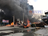 Cháy lớn ở ngã ba Vũng Tàu, nhiều nhà dân bị thiêu rụi