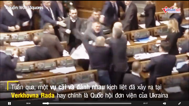 Cận cảnh các nghị sĩ Ukraina lao vào đánh nhau khi đang họp Quốc hội