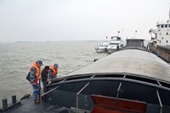 Cảnh sát biển tạm giữ 500 tấn than không rõ nguồn gốc