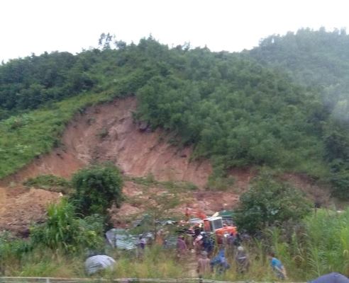 Lở núi kinh hoàng trong đêm, 3 ngôi nhà bị vùi lấp