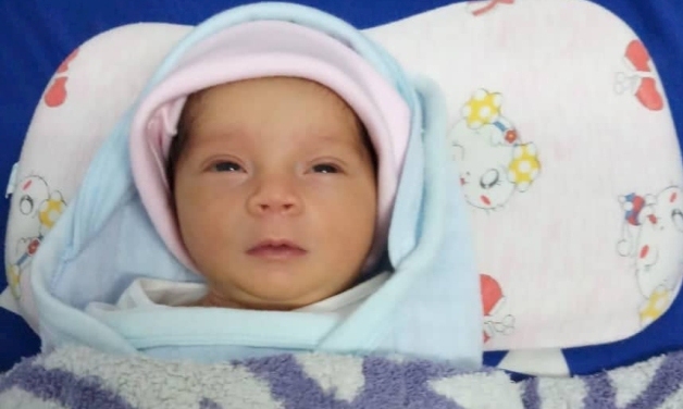 Bé gái sơ sinh đẹp như Thiên thần bị bỏ rơi trước ghế đá