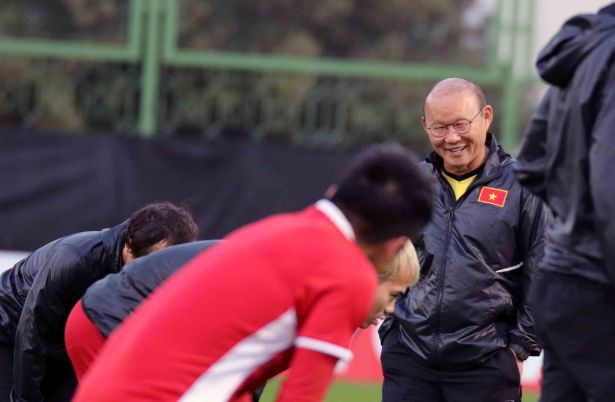 Thầy Park và học trò hớn hở bước vào buổi tập đầu tiên tại Abu Dhabi