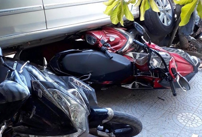 Nữ tài xế suýt làm Thần Chết sau cú lùi   xuất thần