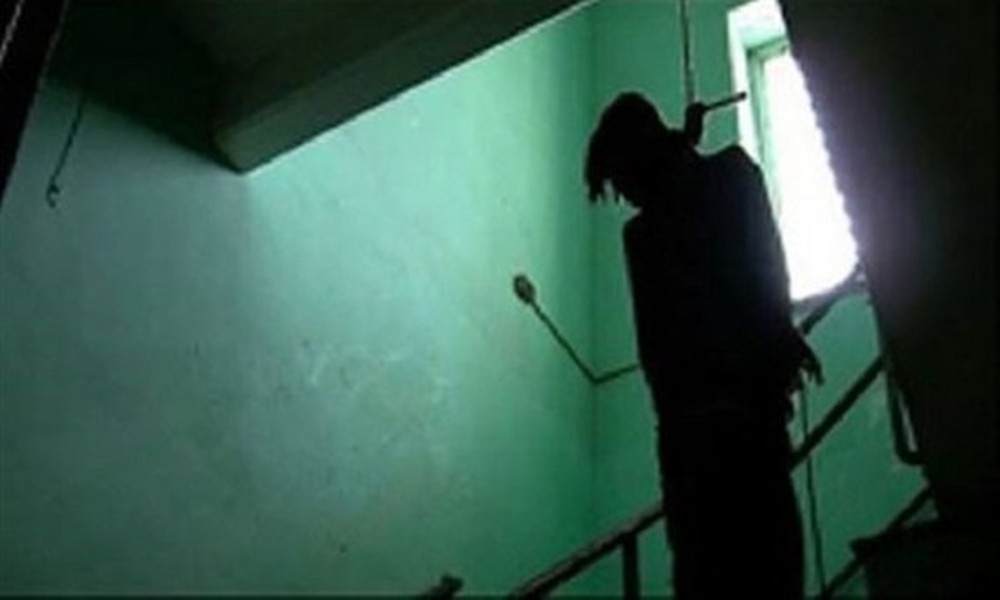 Đi làm về chồng phát hiện vợ chết trong tư thế treo cổ