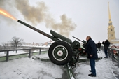 Tổng thống Nga Putin bắn súng thần công và tiết lộ đời binh nghiệp