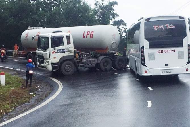 Xe bồn lại tông xe khách trên đèo Hải Vân