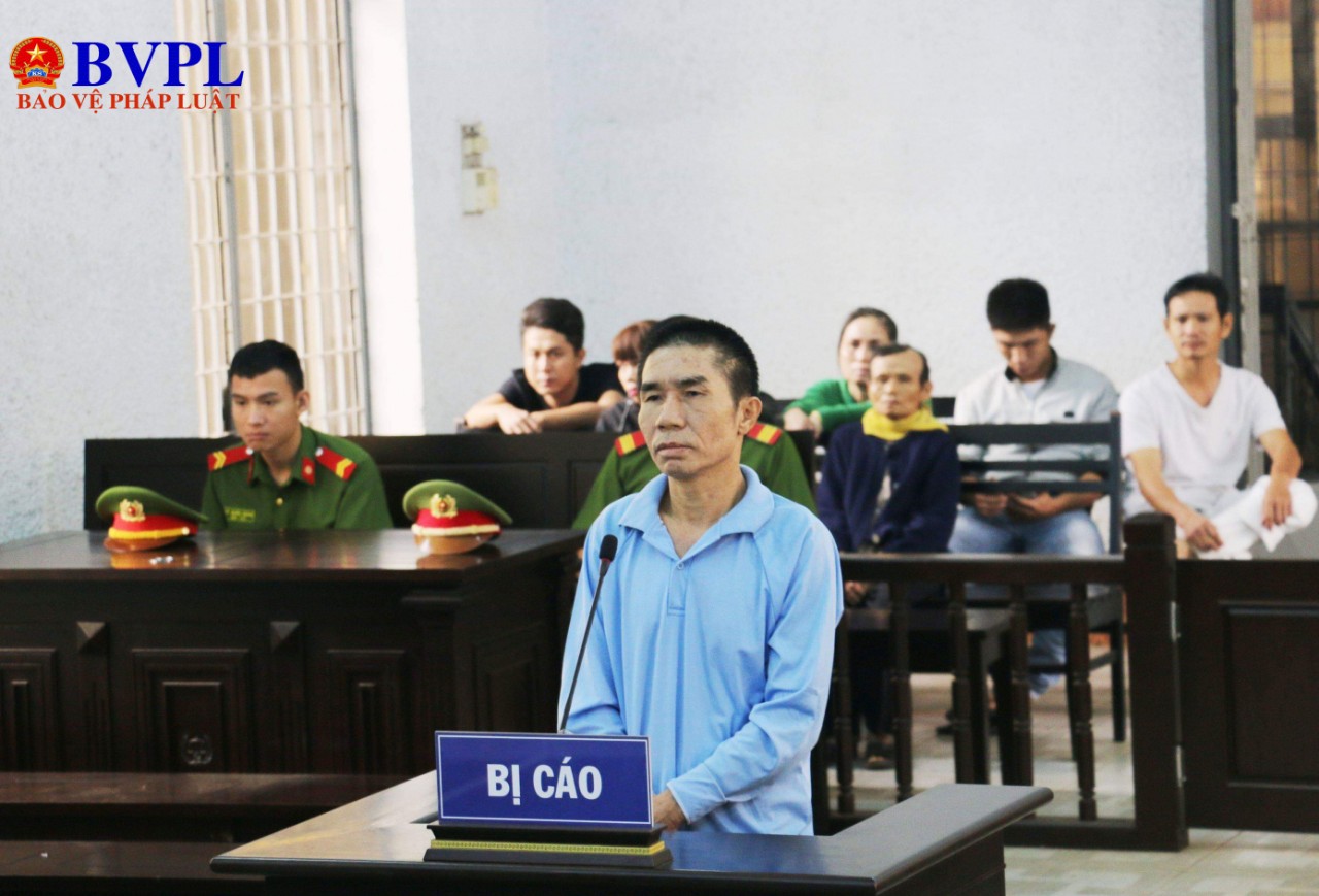 Người chồng lãnh án 20 năm tù vì đâm chết vợ ngay tại trụ sở tòa án