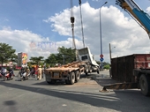 Lật container giữa giao lộ, cửa ngõ vào TP Hồ Chí Minh kẹt xe nghiêm trọng