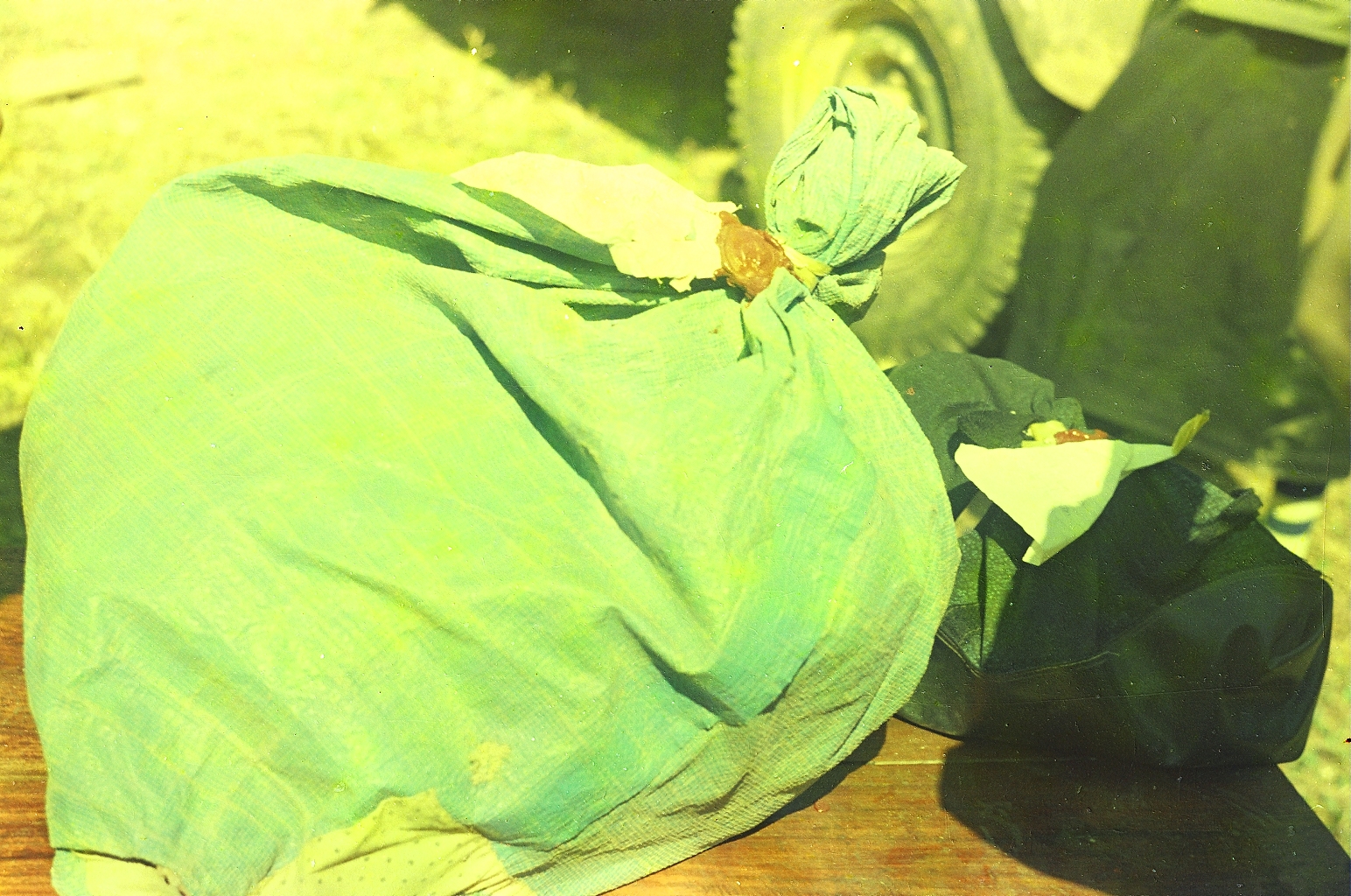 Bí ẩn bên trong bao tải dứa màu vàng