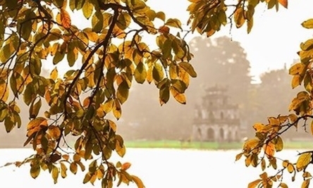 Cuối tuần miền Bắc trời ấm dần lên, miền Trung có mưa dông rải rác