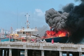 Tàu tuần tra CSGT suýt gặp họa khi tàu sắt neo tại bến phát cháy dữ dội