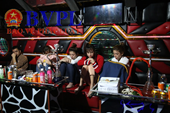 4 mỹ nữ và một gã trai tổ chức tiệc ma túy trong quán karaoke Ga lăng