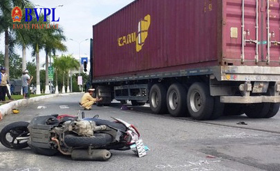 Hai mẹ con bị hung thần kéo lê hàng chục mét trên đường