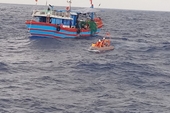 Tàu cá cùng 11 thuyền viên gặp nạn trong vùng gió giật mạnh