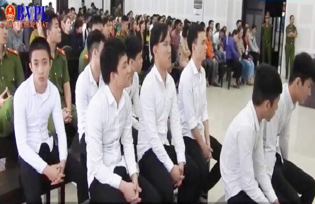 Mâu thuẫn từ cha, con gọi cả tiểu đội đi đánh nhau