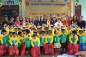 Mang yêu thương về với trẻ em vùng cao Quảng Nam