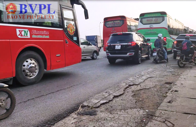 Quốc lộ 1A kẹt xe nghiêm trọng do xe chở gạch lật ngay giữa đường