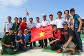 Đội tuyển Việt Nam gửi “niềm tin chiến thắng” đến với chiến sĩ nơi đảo xa
