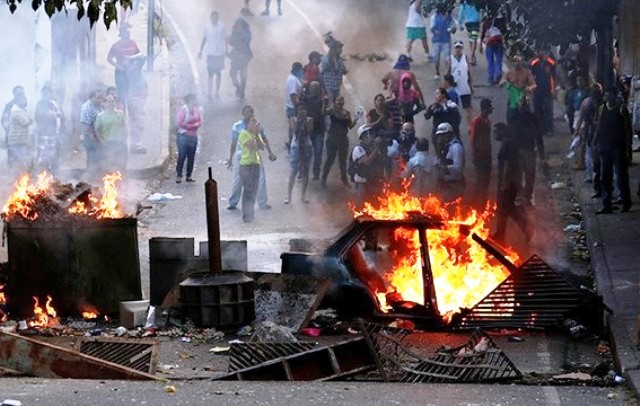 Đảo chính ở Venezuela, thủ đô Caracas báo động khẩn cấp