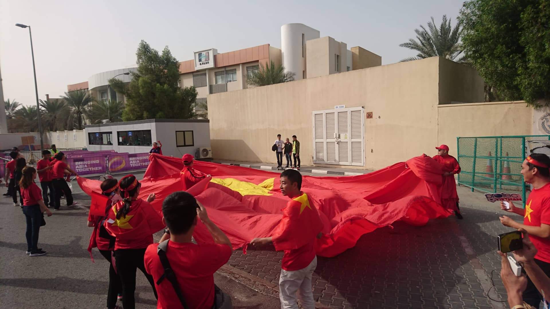 Cờ đỏ sao vàng Việt Nam rợp đường phố Abu Dhabi trước giờ G