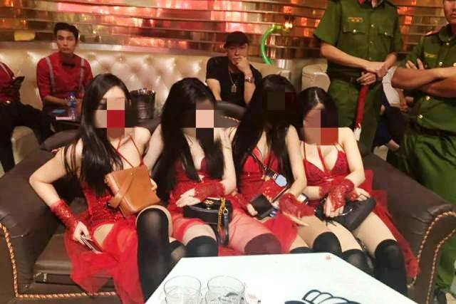 Kiều nữ múa khiêu dâm, tiếp khách trong quán bar