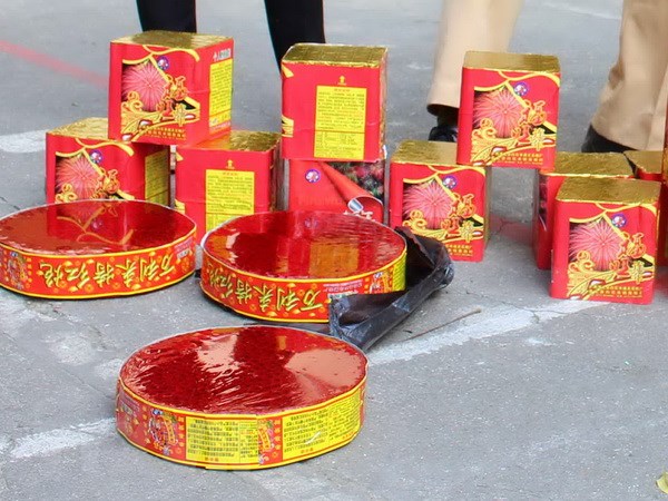 Người nước ngoài vận chuyển pháo nổ vào Việt Nam kiếm lời