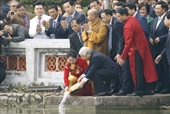 Tổng Bí thư, Chủ tịch nước Nguyễn Phú Trọng và Phu nhân thả cá chép tiễn ông Công ông Táo