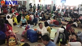 Vật vờ chờ về quê ăn Tết vì tàu trật bánh ở Bình Thuận