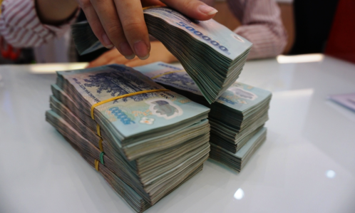 Nhân viên ngân hàng mừng rơi nước mắt nhận thưởng thêm 9 tháng lương