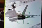 Chiến cơ F A-18 của Mỹ hú vía bị Su-35 ngắm bắn trên không phận vùng Viễn Đông