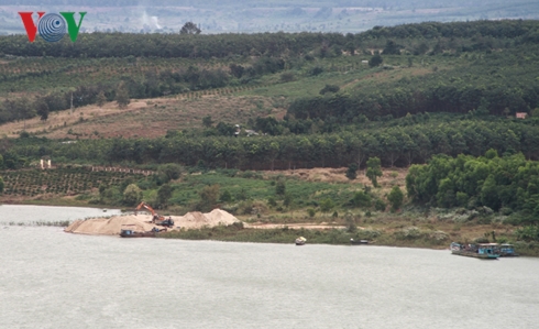 Bí thư thị trấn Ia Ly bị kỷ luật vì để cát tặc lộng hành