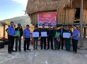 VKSND huyện Đăk Hà tặng quà Tết buôn làng kết nghĩa